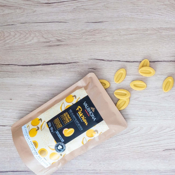 Valrhona Inspiration Passionsfruchtspezialität mit Kakaobutter, Callets, 250 g - Versanel -